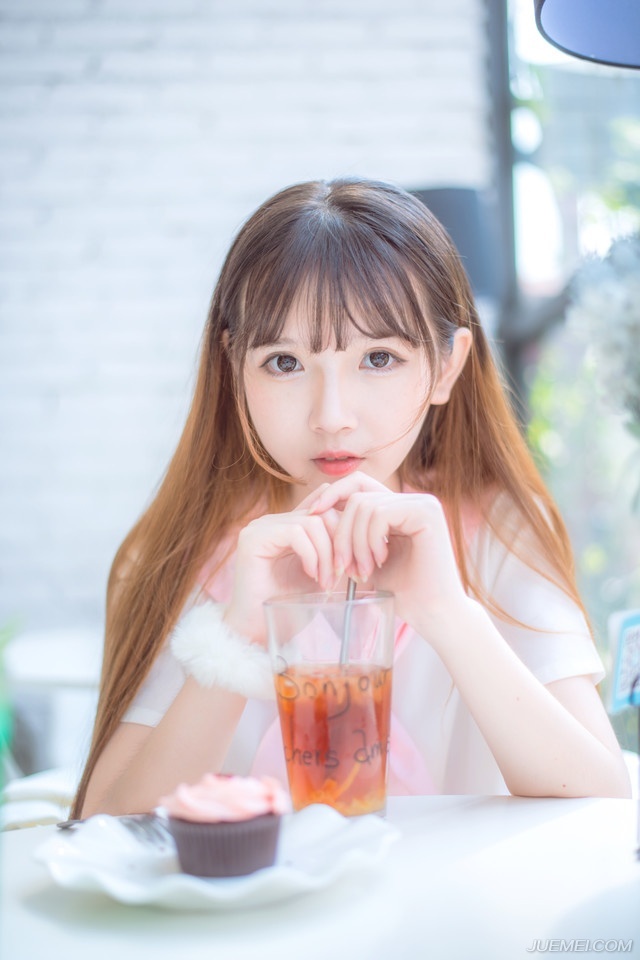“如果夫君不小气的话，姐姐就真该担忧你的将来了。”大乔苦笑道，如果吕布真的一点反应都没有，那就证明，小乔在吕布眼里，依旧是个玩物，现在整个乔家都迁来了长安，仰吕布鼻息生存，如果他们姐妹失宠了，那对乔家来说，就是一个巨大的打击，就算吕布不去对付乔家，也不会再关照，那些嗅觉敏锐的政客们绝对不会放过这个打击乔家的机会。